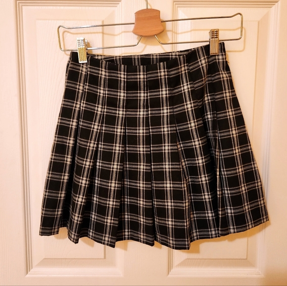 5/$20 Black white plaid check mini pleated skirt H&M 0 - Picture 3 of 9